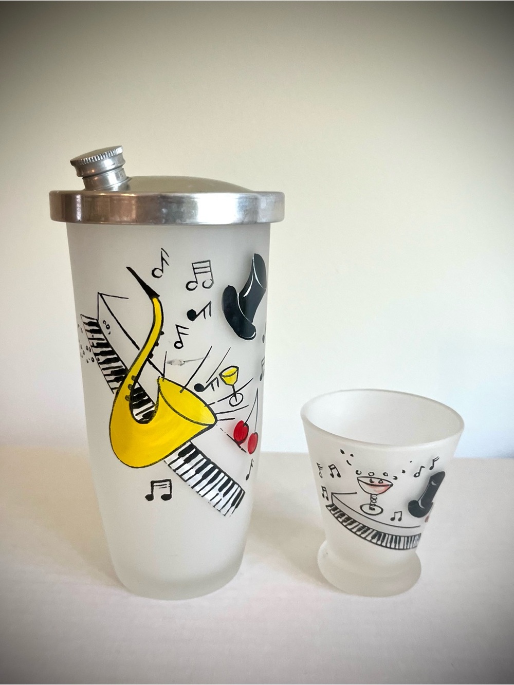 Mid-century modern cocktail shaker set. 2 pieces. Musical theme!!